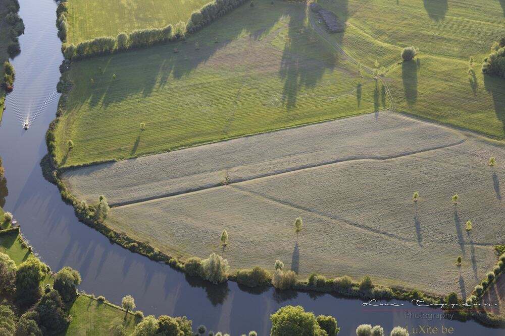 Meanderende rivier door de velden gezien vanuit de ballon