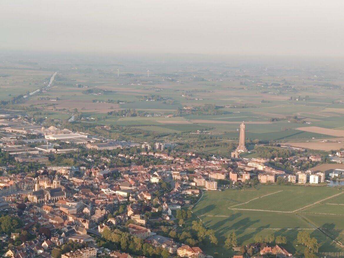 Luchtbeeld tijdens een ballonvaart bij Diksmuide