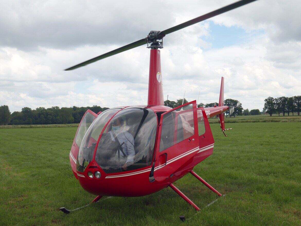Rode helikopter klaar voor vertrek op een grasveld in de Westhoek