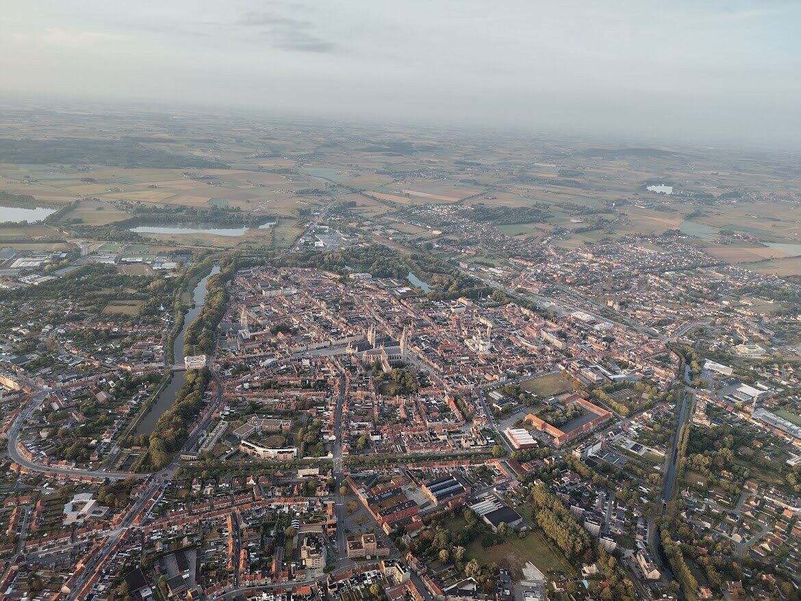Luchtfoto van de binnenstad van Ieper vanuit de ballon