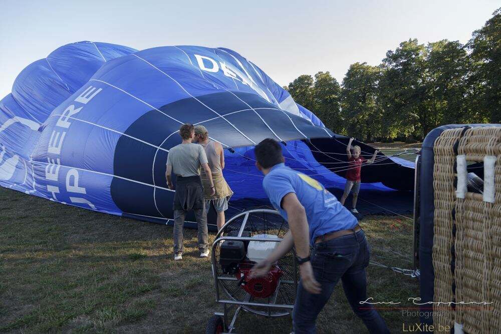 Ballon wordt opgeblazen bij het begin van het vliegseizoen