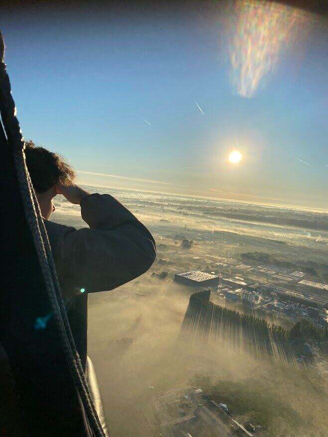 Passagier kijkt uit over de streek bij zonsopgang