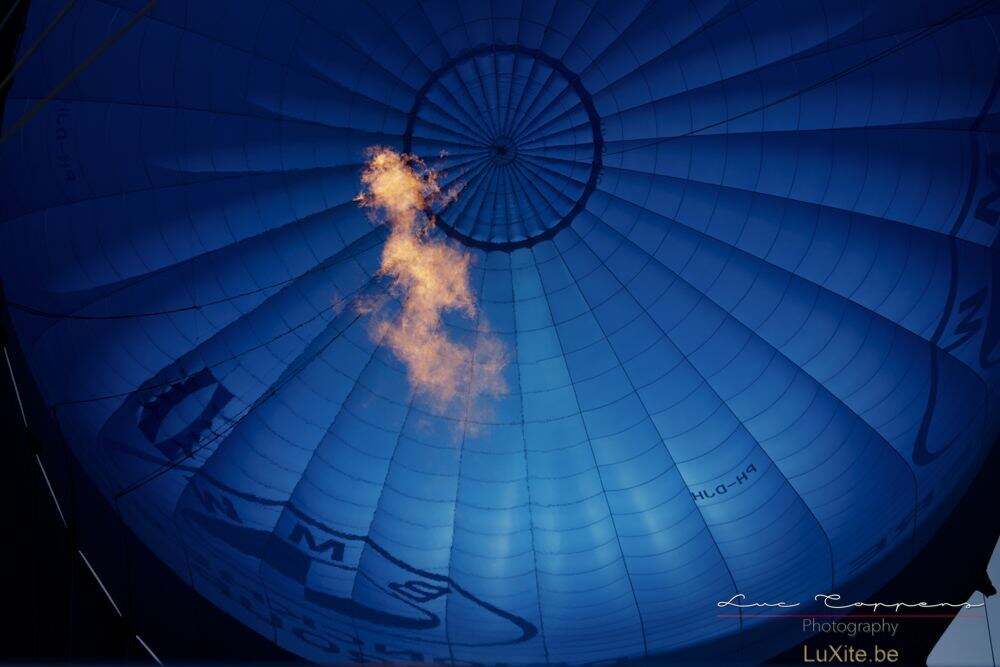 Vlam van de brander tijdens een ballonvaart